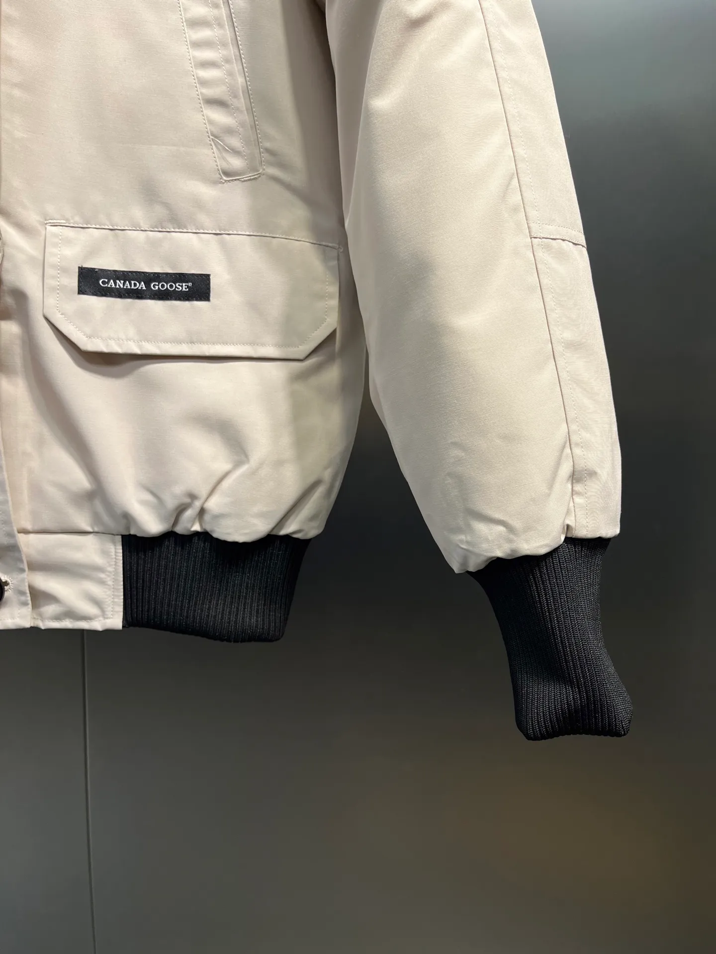 P780 CANADA GOOES 02 model Chilliwa bomber jacket 02 model, chosen by Arctic and Antarctic scientific expedition teams as their cold-proof equipment, the Rolls-Royce of down jackets. ➖ Industry-leading anti-counterfeiting chip sensing. ➖ Imported Behringer embroidery machines and customized embroidery labels, the highest level and industry leading. ➖ Imported Korean 21-count polyester-cotton blended original fabric, TC85 waterproof coated fabric, water-repellent, windproof and wear-resistant. ➖ The new national standard 80 white duck down is filled with an average of 520 grams of down. The amount of down filled is industry-leading. ➖ 100% nylon lon lining with double double-layer sealing design to prevent velvet running, seamless thread design on cuffs! ➖ Western Canadian Green Wolf Collar. ➖ Yoshida YKK provides original factory-customized electroplated sliders. YKK two-way lockable zippers are tight and smooth and do not peel off paint. ➖ 3M composite Velcro is durable and the accessories and hardware are all custom-made. Note: Our copywriting is only simple and clear. Instead of bragging about the copywriting, it is better to compare and understand with samples. Only for the purest, most focused, most professional, highest quality, and highest sex!  size：xs-xl